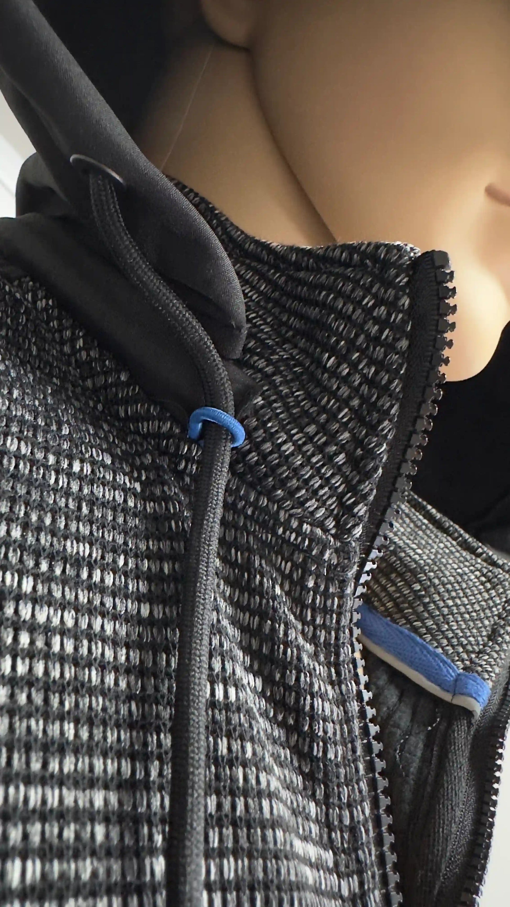 Particolare del cappuccio con laccetto e interno felpato giacca Be Board grigia