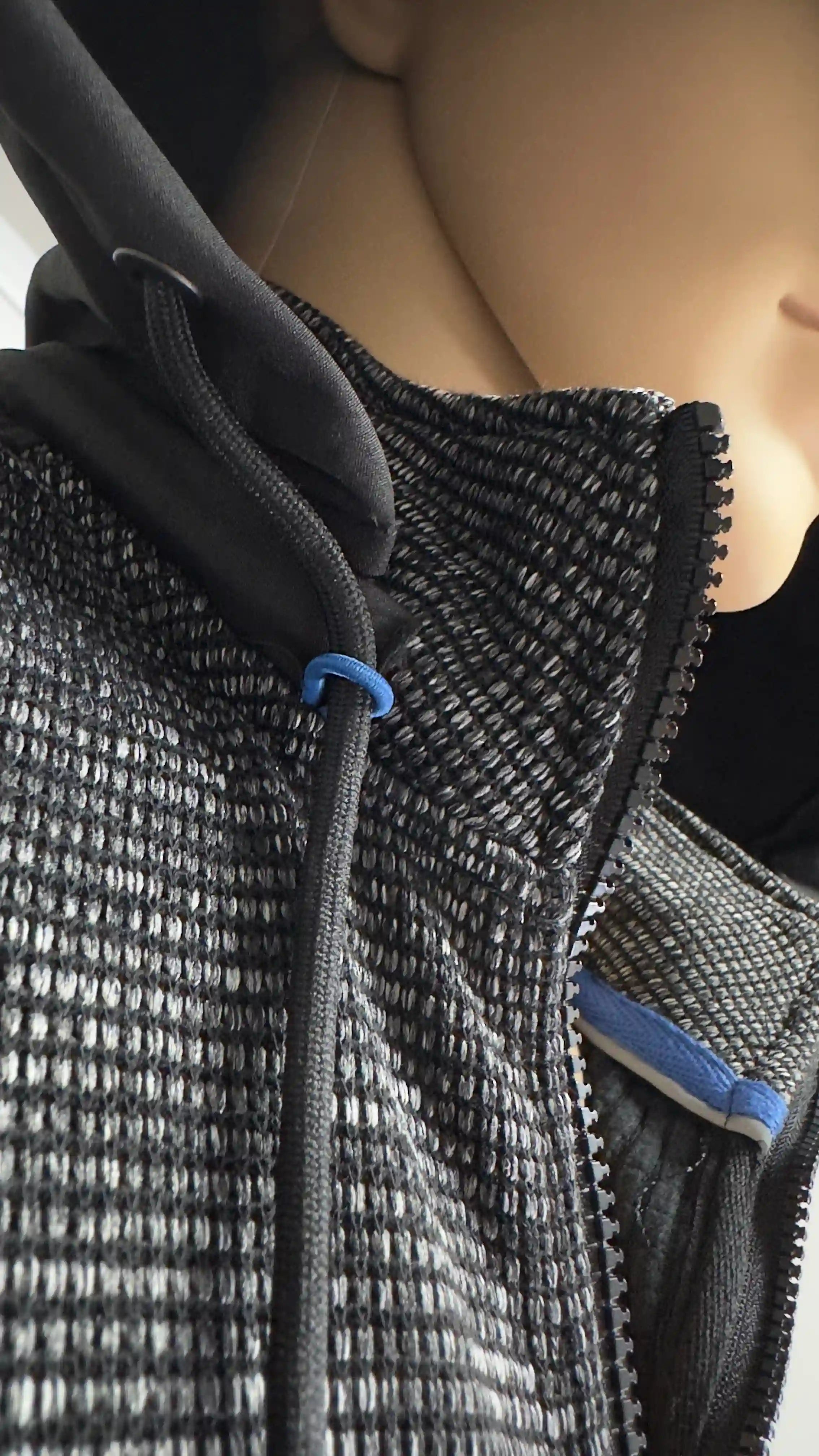 Particolare del cappuccio con laccetto e interno felpato giacca Be Board grigia