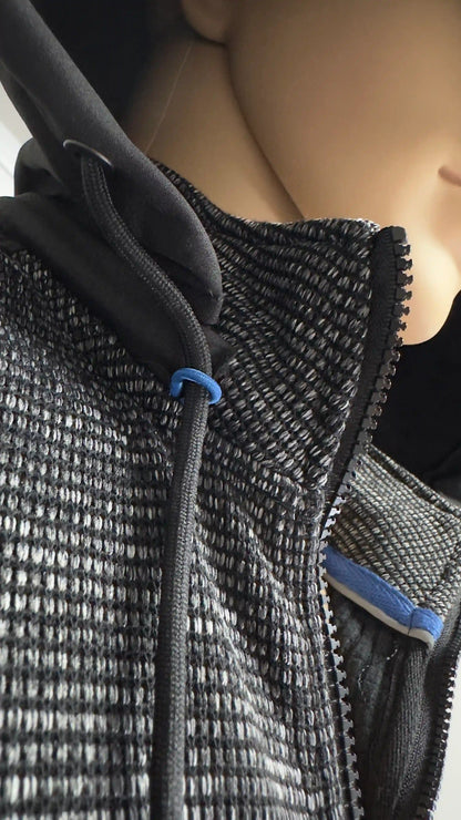 Particolare del cappuccio con laccetto e interno felpato giacca Be Board grigia