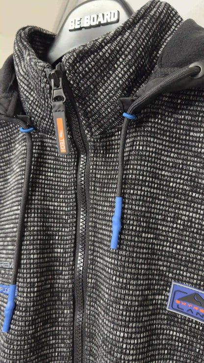 Dettaglio zip centrale e cordini blu della giacca Be Board uomo