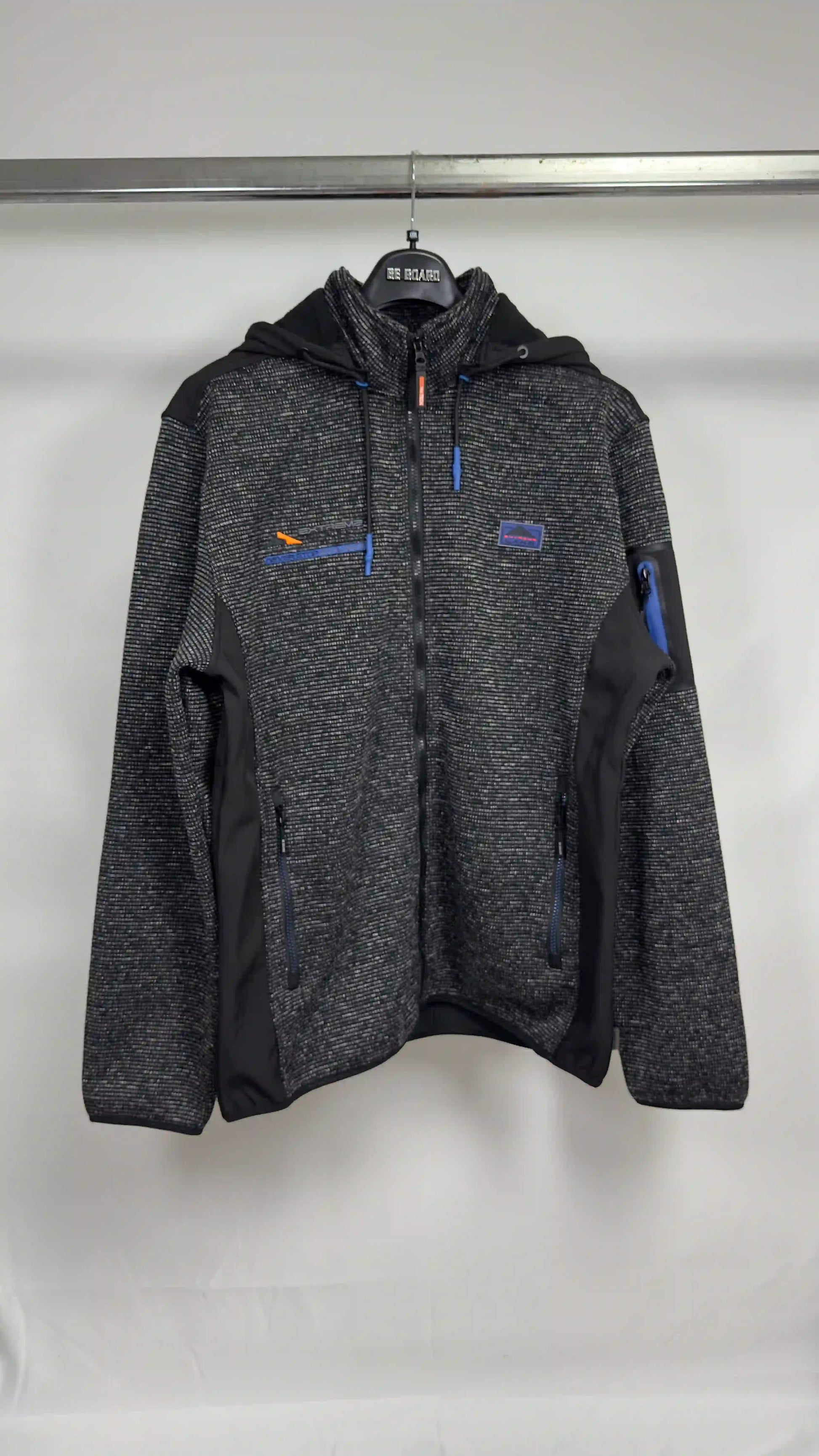 Giacca Be Board grigia con cappuccio vista frontale appesa su sfondo neutro