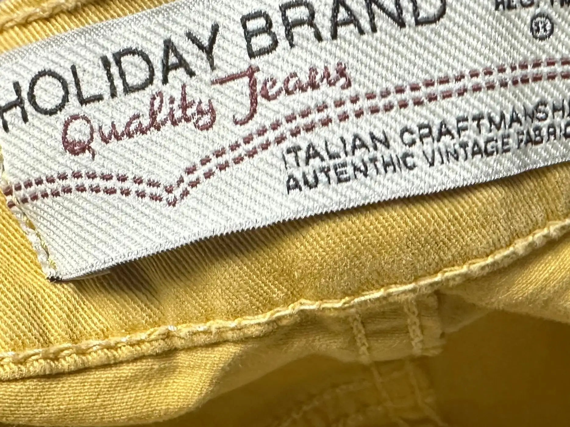 Etichette e cartellino originale Holiday Brand Damian giallo senape, made in Albania