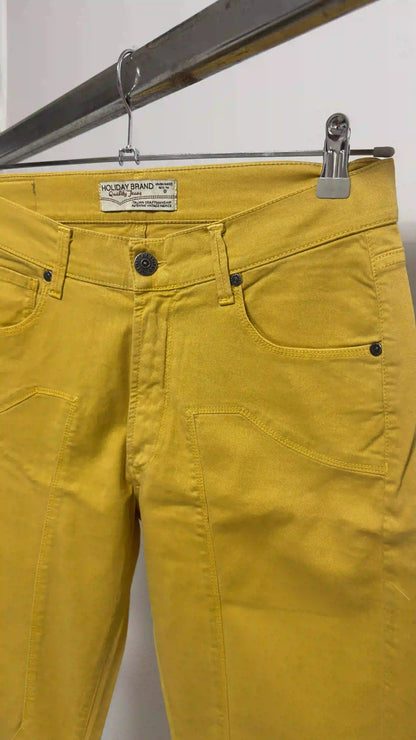 Dettaglio etichetta Holiday Brand cucita sulla cintura del pantalone ocra