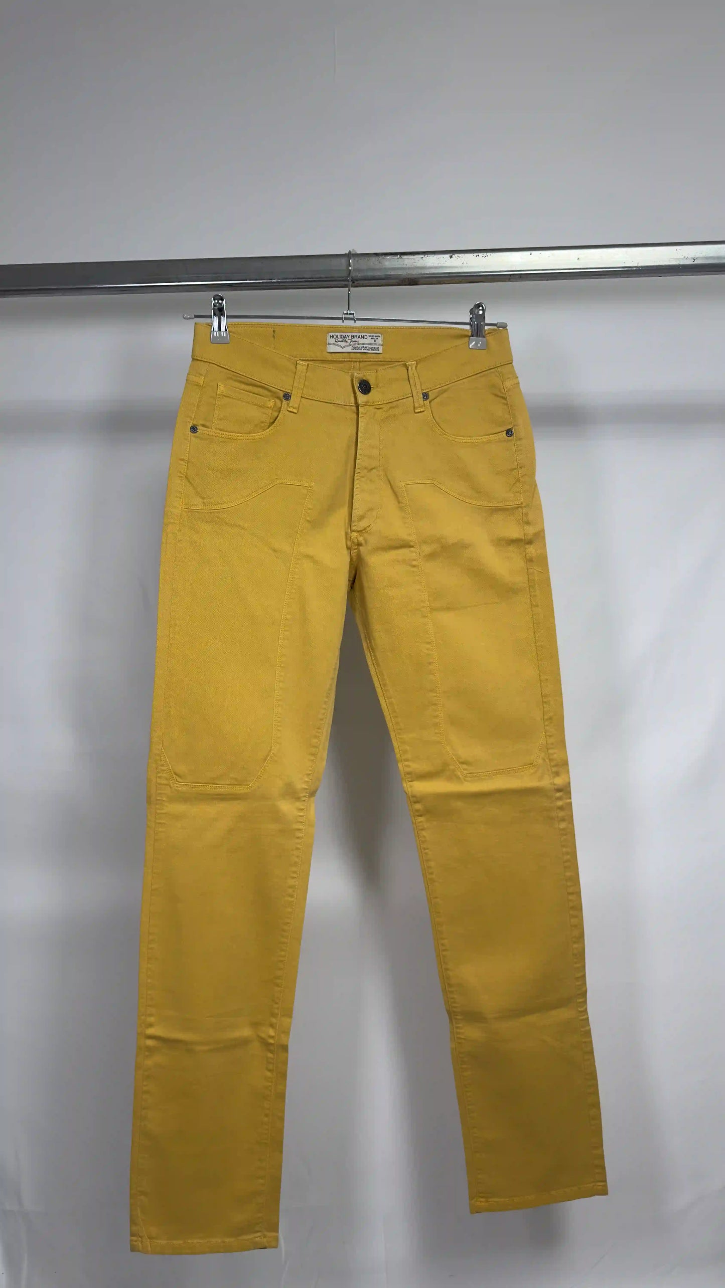 Pantalone Holiday uomo color ocra vista frontale appeso su gruccia metallica