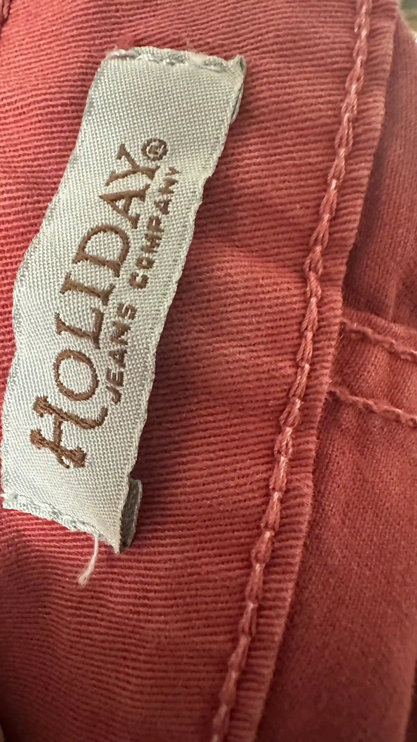 Etichetta originale Holiday Jeans Company con dettagli modello 3178 01800, colore 667 rosso mattone.