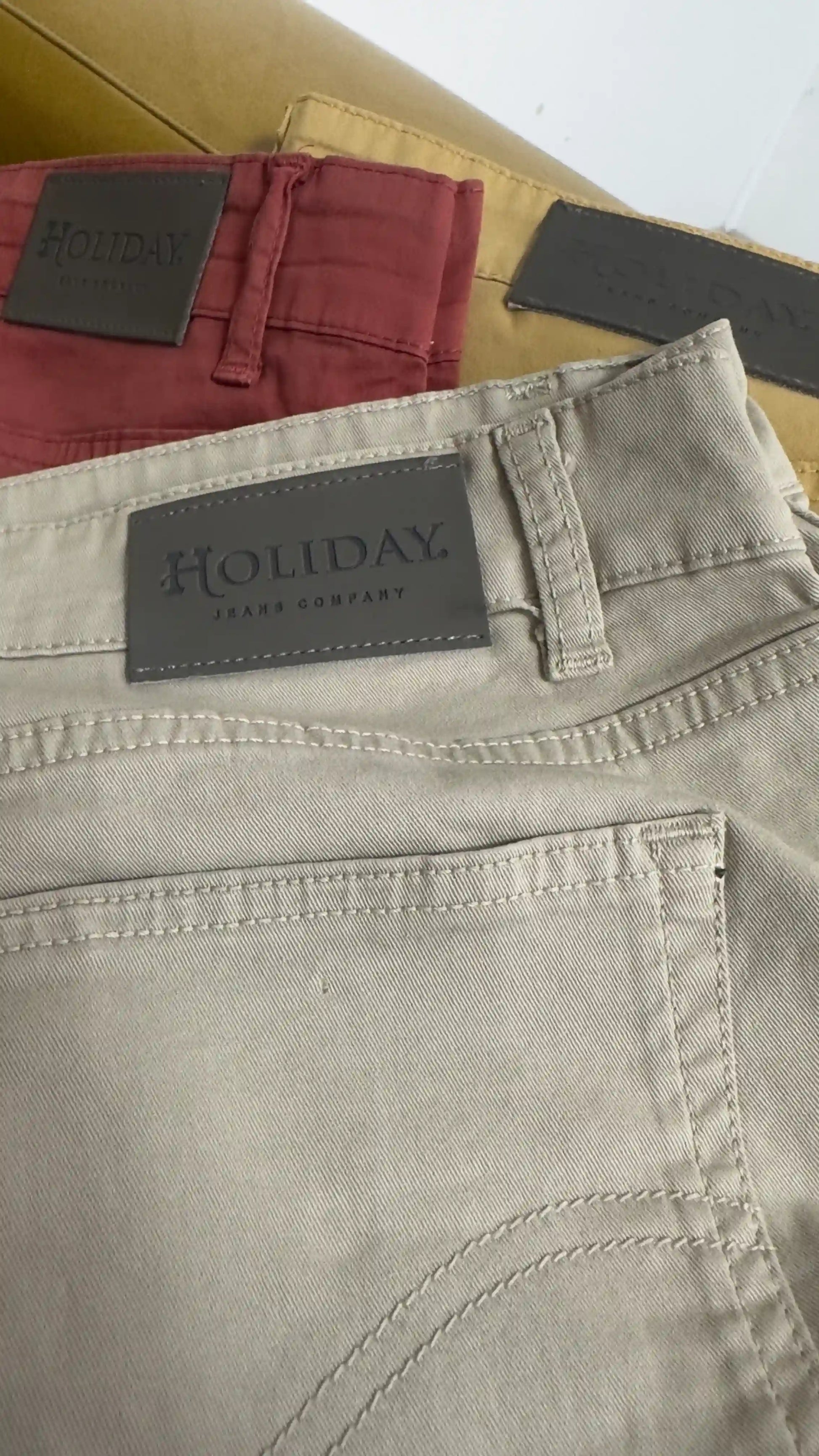 Dettaglio posteriore pantalone Holiday beige con logo cucito sulla tasca