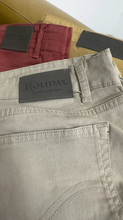 Dettaglio posteriore pantalone Holiday beige con logo cucito sulla tasca