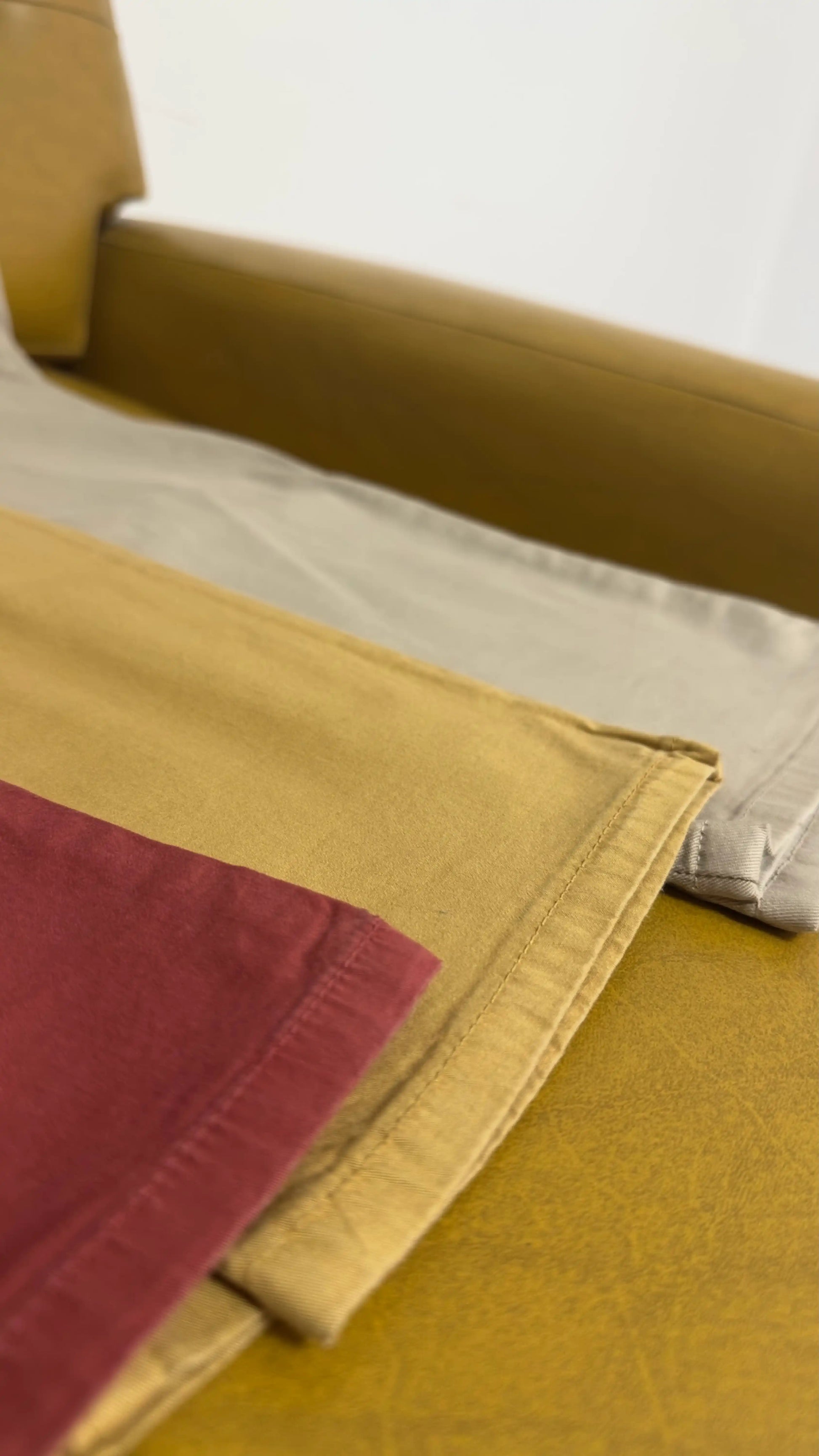 Tre pantaloni Holiday ocra rosso e beige