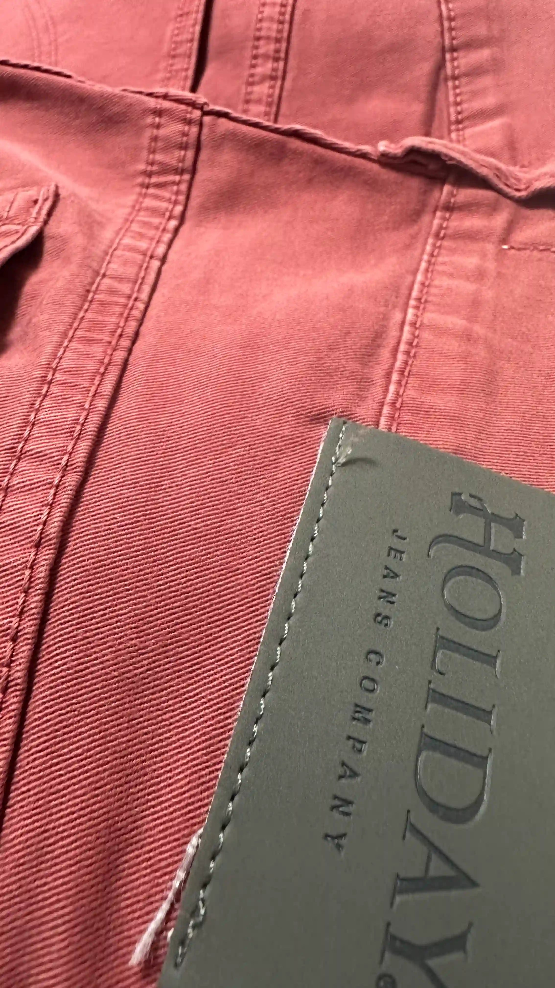 Dettaglio tessuto pantalone Holiday Jeans Company rosso mattone, cotone elasticizzato Bombaz con finitura tinto capo.