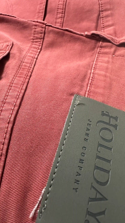 Dettaglio tessuto pantalone Holiday Jeans Company rosso mattone, cotone elasticizzato Bombaz con finitura tinto capo.