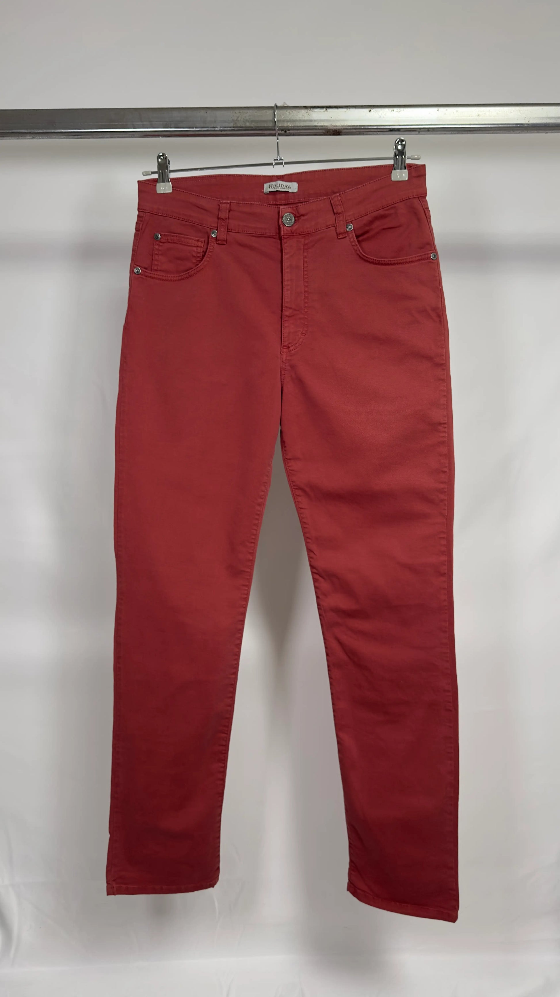 Pantalone uomo Holiday rosso vista frontale su sfondo neutro