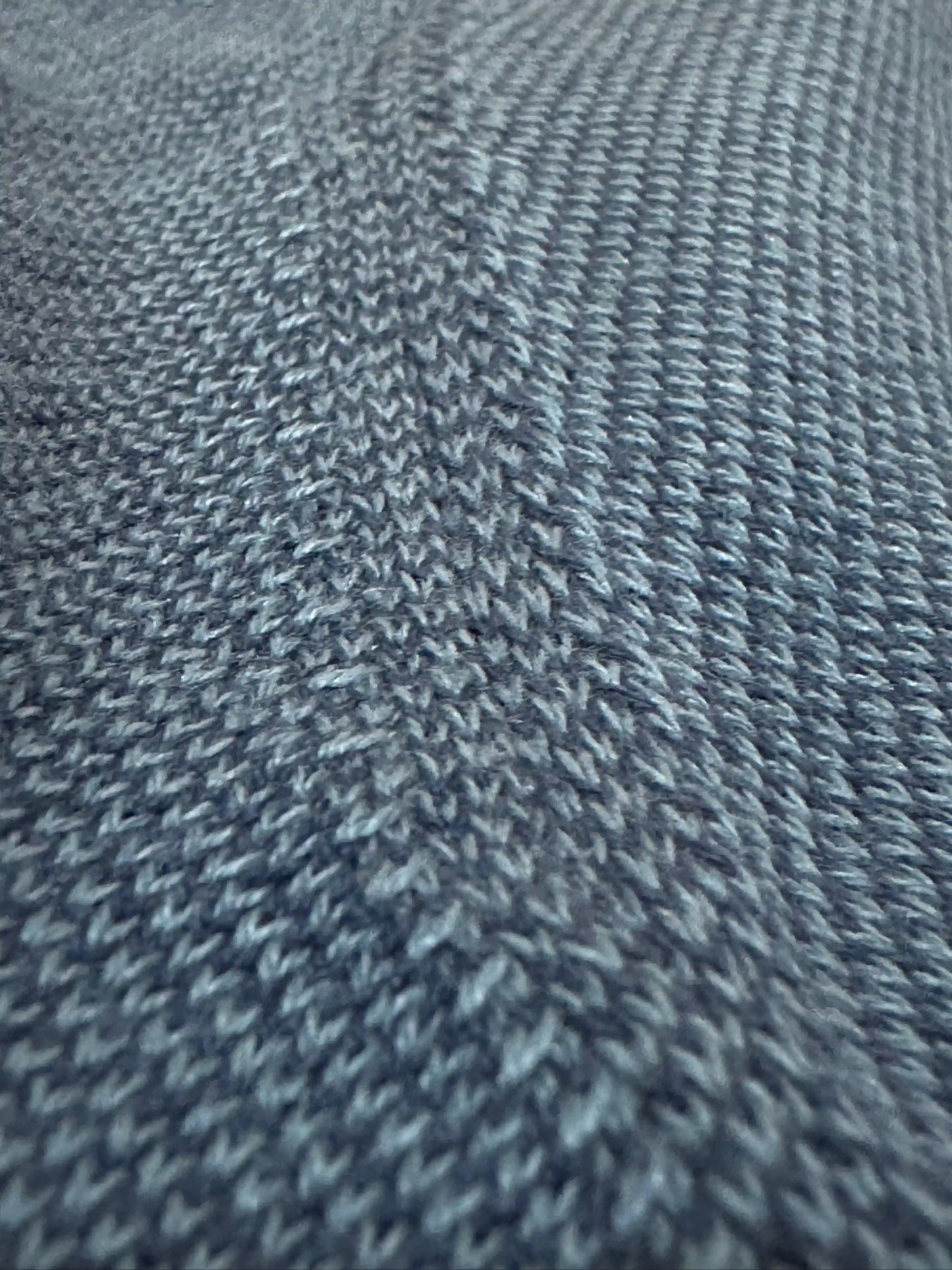 Dettaglio tessuto del pullover RE del MARE blu avio, maglia fine in cotone e acrilico con lavorazione a trama regolare