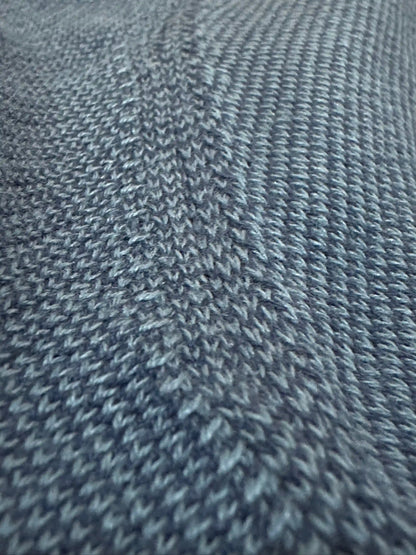 Dettaglio tessuto del pullover RE del MARE blu avio, maglia fine in cotone e acrilico con lavorazione a trama regolare